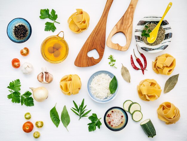 Foto scatto direttamente sopra gli ingredienti su sfondo bianco