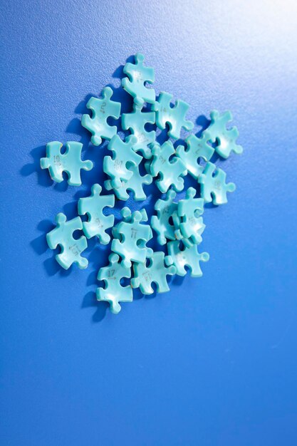 Foto scatto direttamente sopra di puzzle su sfondo blu