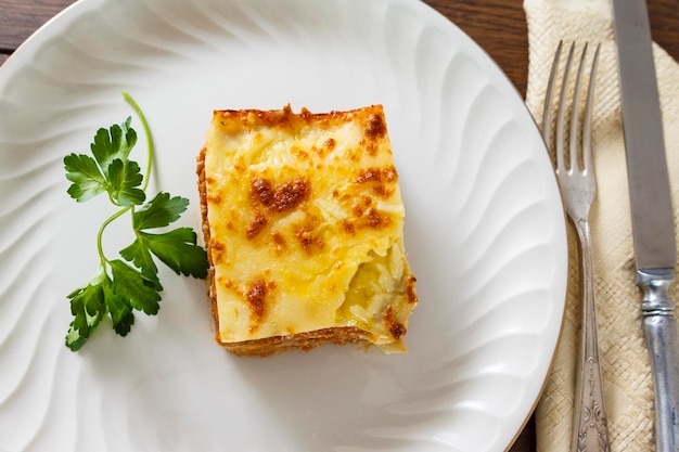 Foto direttamente sopra il colpo di lasagna nel piatto