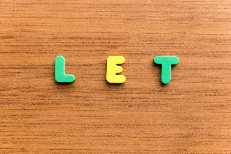 फोटो directly above shot of let text on wooden table