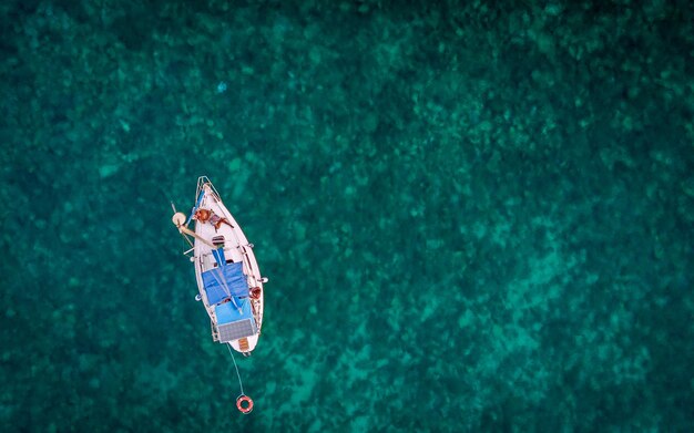 바다에서 보트에 있는 남자의 바로 위 사진