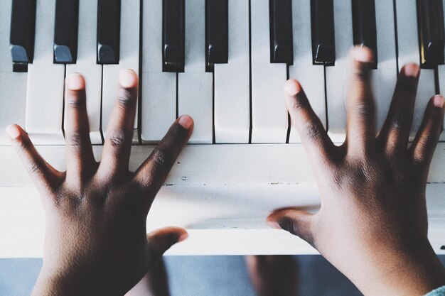 Direttamente sopra la foto di un uomo che suona il pianoforte