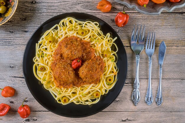 Foto direttamente sopra il colpo di pasto servito sulla tavola