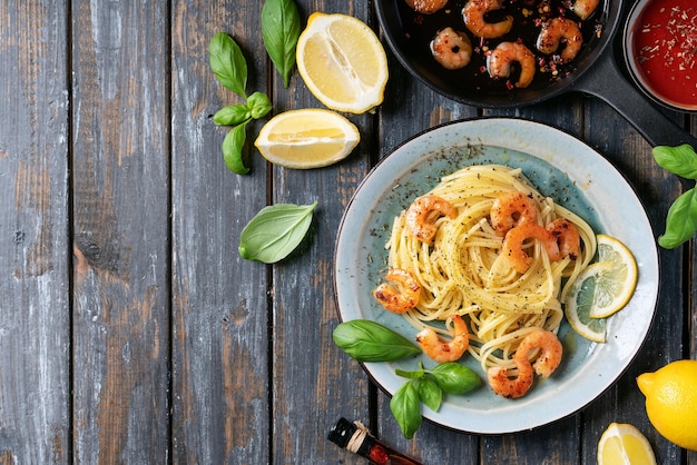 Foto direttamente sopra il colpo di pasto servito sulla tavola