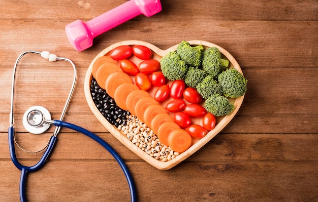 Foto direttamente sopra il colpo di caramelle multicolori nel contenitore