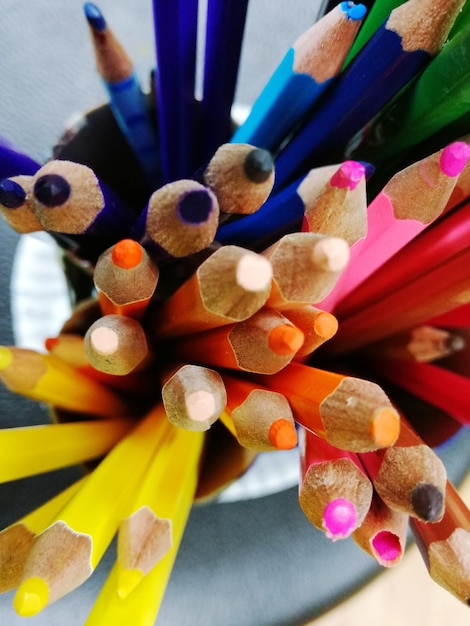 Foto direttamente sopra il colpo di matite multicolori sul tavolo
