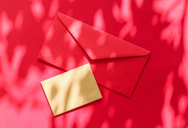 赤い背景の上にある封筒の紙の直接上のショット