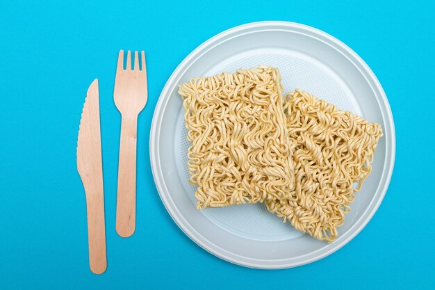 テーブルの上の皿の中のパスタの直接上のショット