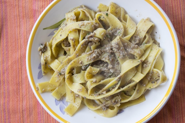 Foto direttamente sopra il colpo di pasta nel piatto sul tavolo