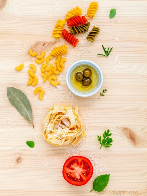 Foto direttamente sopra il colpo di pasta sul tavolo