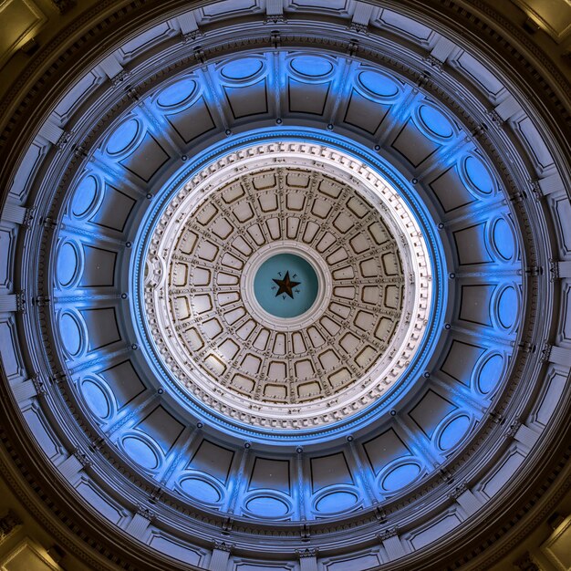 Foto direttamente sopra la foto del soffitto a disegno nella capitale dello stato del texas