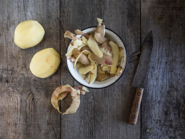 Foto direttamente sopra il colpo di patate sbucciate sul tavolo