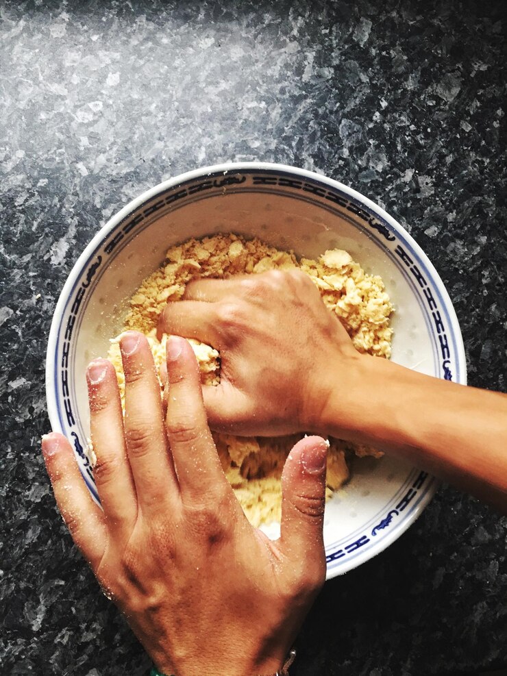 फोटो directly above shot of person preparing food in bowl