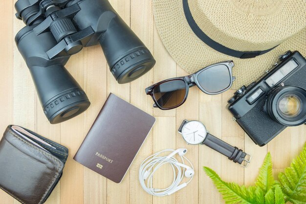 Foto immediatamente sopra la foto degli accessori personali sul tavolo