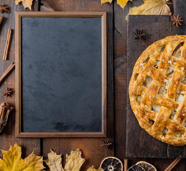 Foto direttamente sopra la foto della torta dalla lavagna sul tavolo