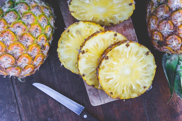 Photo directly above shot of pineapples on wooden table