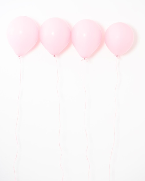 Foto direttamente sopra il colpo di palloncini rosa contro uno sfondo bianco
