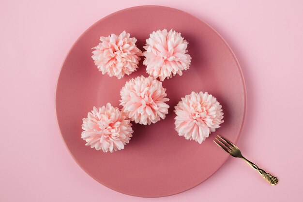 Foto direttamente sopra il colpo di fiori rosa sul tavolo