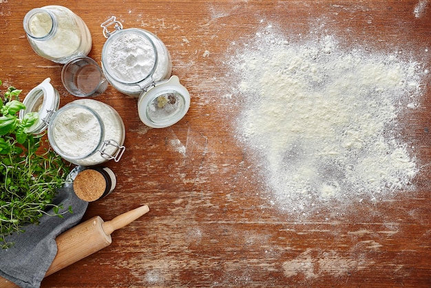 Foto direttamente sopra il colpo di cibo crudo sulla tavola