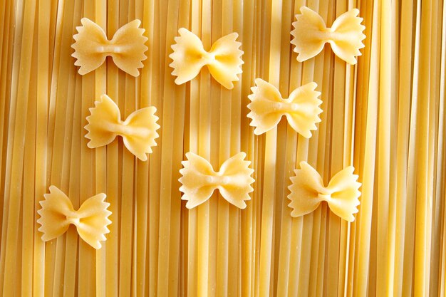 Foto direttamente sopra il colpo di pasta cruda