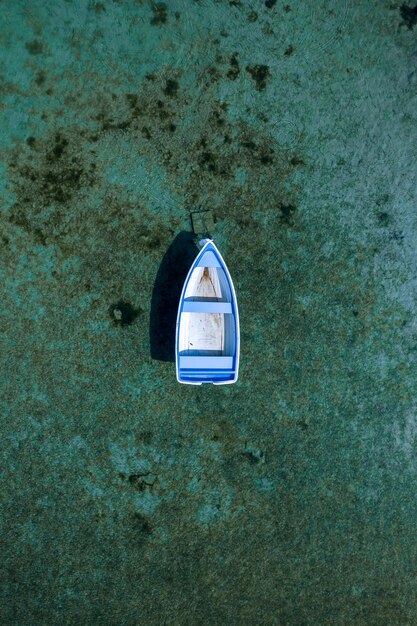 Photo directly above shot of rowboat on sea during sunny day