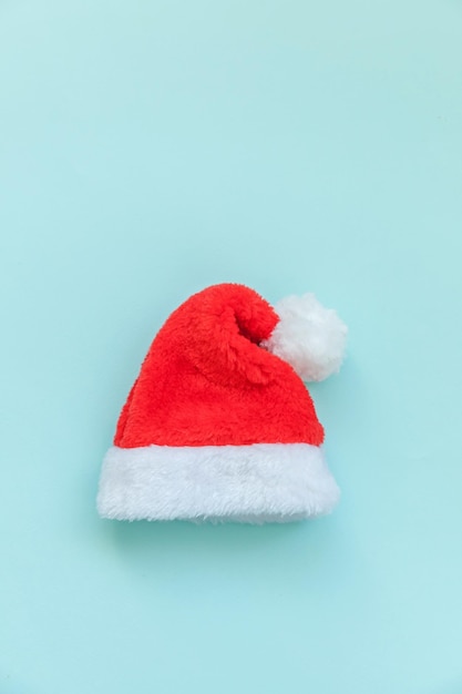 Foto direttamente sopra la foto del cappello di babbo natale su sfondo blu