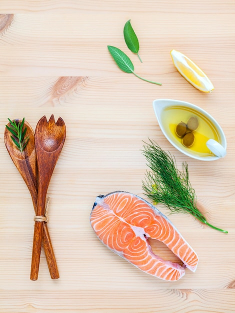Foto direttamente sopra il colpo di sashimi con gli ingredienti sul tavolo