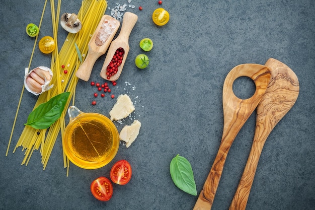 Foto direttamente sopra lo scatto degli ingredienti degli spaghetti sul tavolo