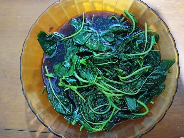 Foto direttamente sopra il colpo di zuppa di spinaci in ciotola