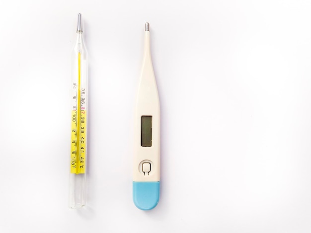白い背景の温度計の直接上のショット