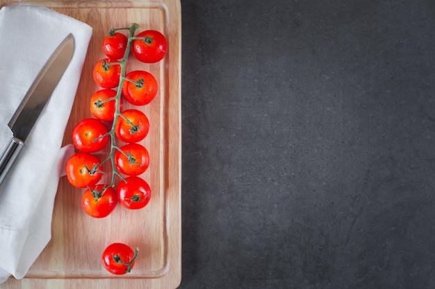 Foto direttamente sopra il colpo di pomodori e lattuga sul tavolo da taglio