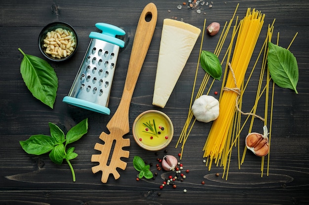 Foto direttamente sopra il colpo di pasta cruda con gli ingredienti sul tavolo