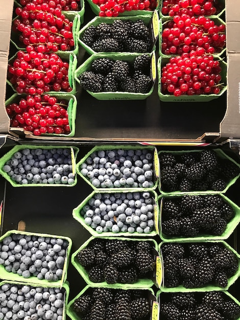 Foto direttamente sopra scatto di varie bacche in vendita alla bancarella del mercato