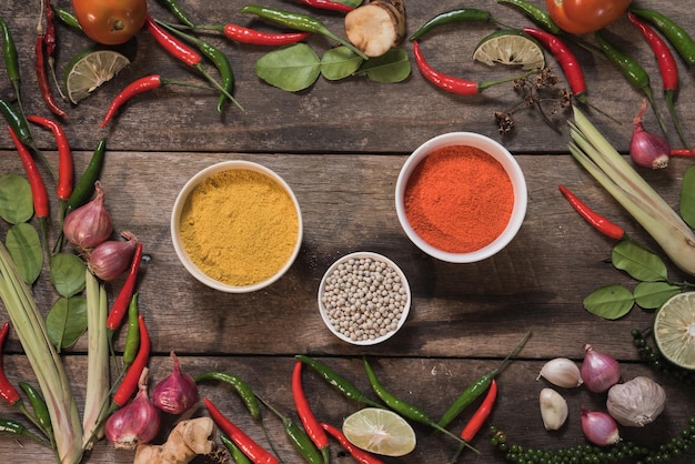 Foto immediatamente sopra il colpo di vari ingredienti sul tavolo