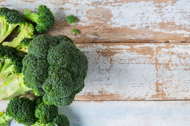 Foto direttamente sopra il colpo di verdure sul tavolo contro la parete