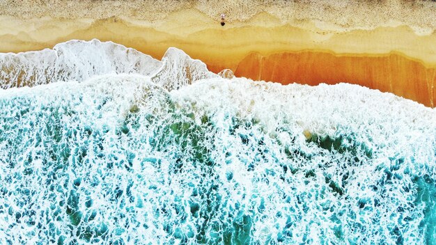 Photo directly above shot of waves splashing on shore