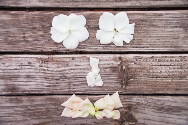Foto direttamente sopra il colpo di fiori bianchi sul tavolo
