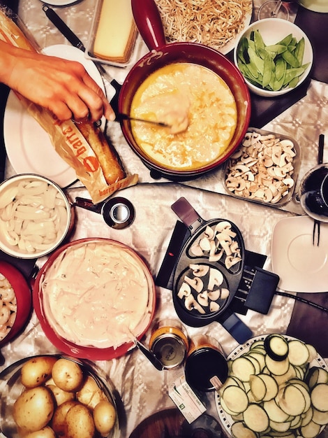 Foto direttamente sopra la foto di una donna che prepara il cibo sul tavolo