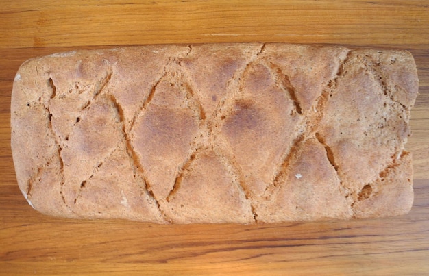 Foto visto direttamente sopra il pane fatto in casa sul tavolino da taglio