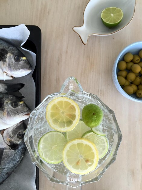 Foto visto direttamente sopra la limonata da brame a testa dorata sul tavolo