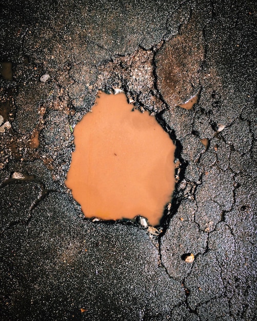 Foto visto direttamente sopra l'acqua nella buca sulla strada