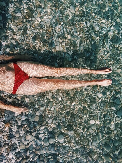 Photo directly above view of woman swimming in lake