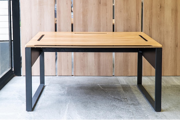 写真 大きな木製テーブルのあるディレクターズオフィスインテリアデザイン