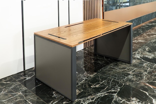 大きな木製テーブルのあるディレクターズオフィスインテリアデザイン