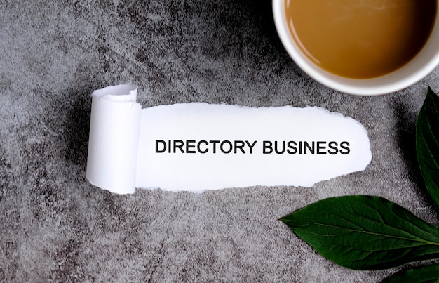 Directory business met kopje koffie en groen blad