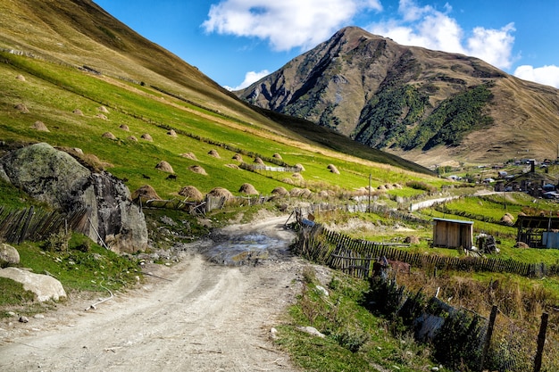 ジョージアの山々の土砂利の壊れた道