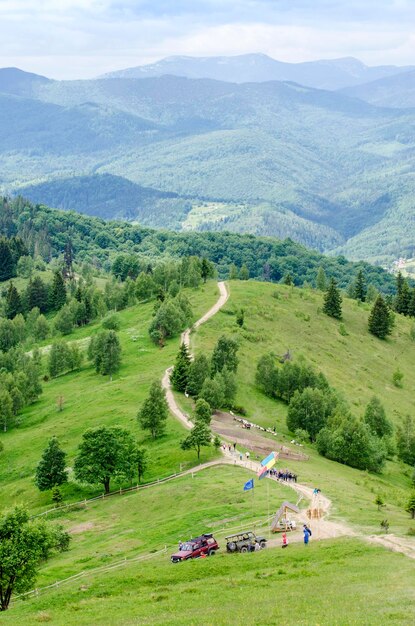 写真 夏の山中の未舗装の道路