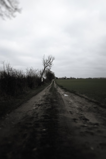 Foto strada di terra contro un cielo nuvoloso