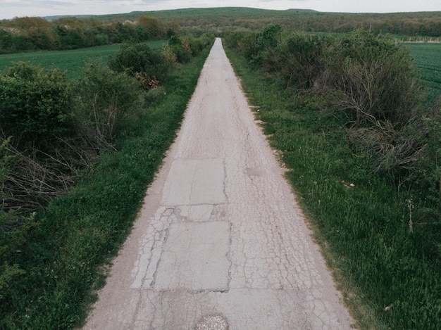 Photo dirt road amidst field