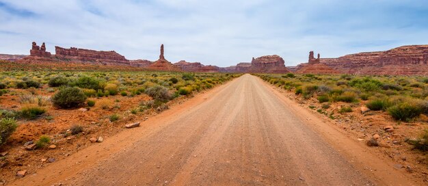 Photo dirt road amidst landscape against sky